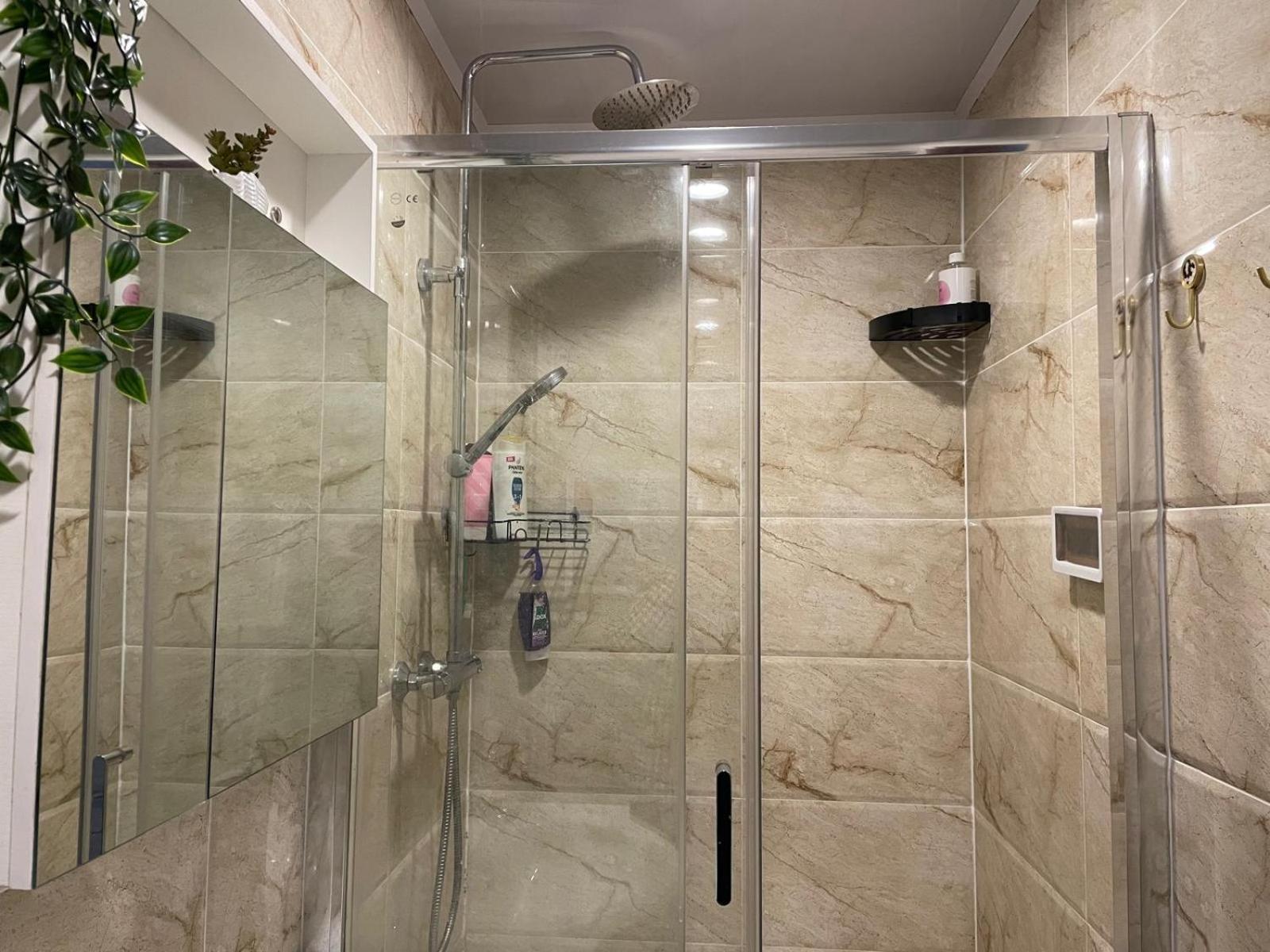 Flat With Free Secure Parking Apartamento